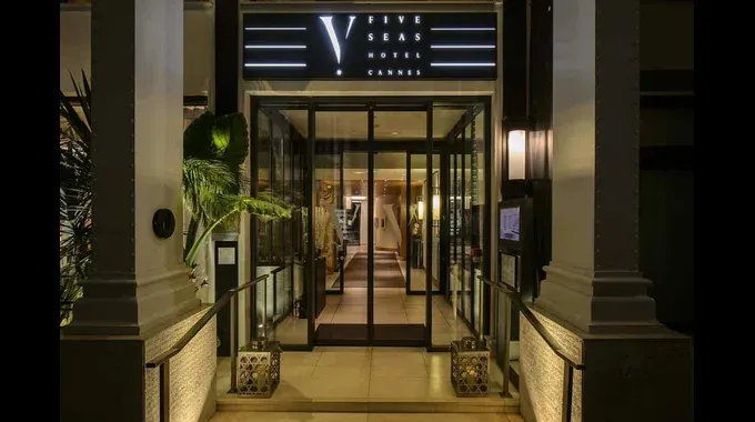 Entrance Five Seas Hotel Cannes