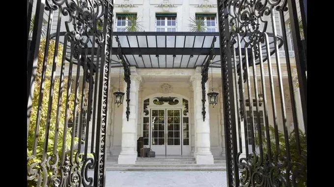 Entrance Shangri La Paris