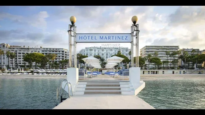 Entrance Hotel Martinez