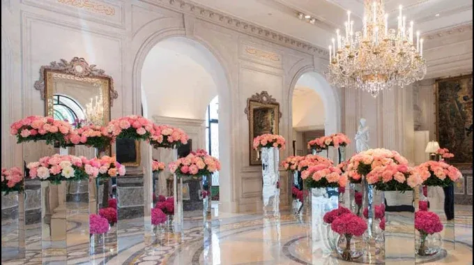 Four Seasons Hotel Paris Hallway