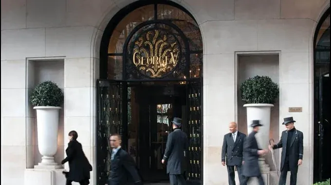 Four Seasons Hotel Paris Entrance1